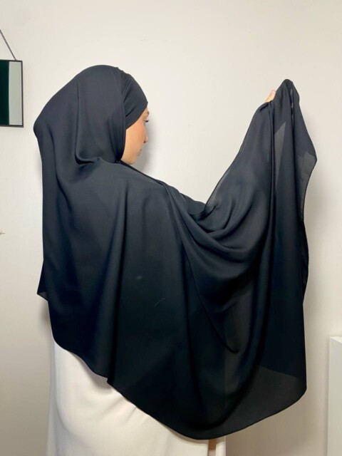 Ready To Wear - كريب بريميوم - أسود كثيف - Hijab